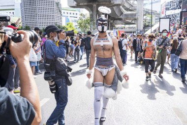 Bangkok, Tayland - 4 Haziran 2023 Siyam Merkezi Özgürlük ve Gurur Dünyası 2023, İnsanların kısa eylem ve atmosferi kutlamalara katılıyor.