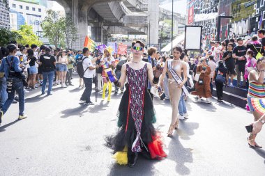 Bangkok, Tayland - 4 Haziran 2023 Siyam Merkezi Özgürlük ve Gurur Dünyası 2023, İnsanların kısa eylem ve atmosferi kutlamalara katılıyor.