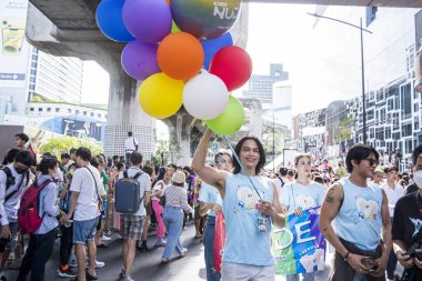 Bangkok, Tayland - 4 Haziran 2023 Siyam Merkezi Özgürlük ve Gurur Dünyası 2023, İnsanların kısa eylem ve atmosferi kutlamalara katılıyor.