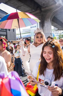 Bangkok, Tayland - 4 Haziran 2023 Siyam Merkezi Özgürlük ve Gurur Dünyası 2023, İnsanların kısa eylem ve atmosferi kutlamalara katılıyor.