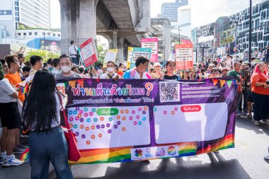 Bangkok, Tayland - 4 Haziran 2023 Siyam Merkezi Özgürlük ve Gurur Dünyası 2023, İnsanların kısa eylem ve atmosferi kutlamalara katılıyor.