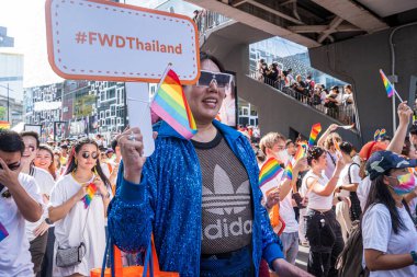 Bangkok, Tayland - 4 Haziran 2023 Siyam Merkezi Özgürlük ve Gurur Dünyası 2023, İnsanların kısa eylem ve atmosferi kutlamalara katılıyor.