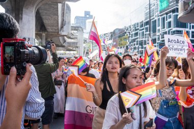 Bangkok, Tayland - 4 Haziran 2023 Siyam Merkezi Özgürlük ve Gurur Dünyası 2023, İnsanların kısa eylem ve atmosferi kutlamalara katılıyor.
