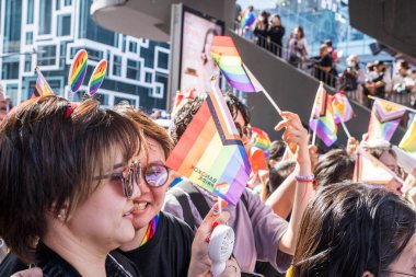Bangkok, Tayland - 4 Haziran 2023 Siyam Merkezi Özgürlük ve Gurur Dünyası 2023, İnsanların kısa eylem ve atmosferi kutlamalara katılıyor.