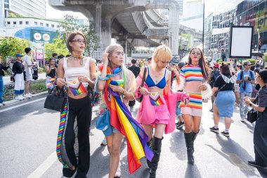 Bangkok, Tayland - 4 Haziran 2023 Siyam Merkezi Özgürlük ve Gurur Dünyası 2023, İnsanların kısa eylem ve atmosferi kutlamalara katılıyor.