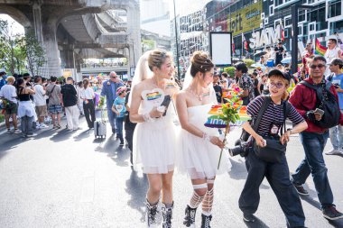 Bangkok, Tayland - 4 Haziran 2023 Siyam Merkezi Özgürlük ve Gurur Dünyası 2023, İnsanların kısa eylem ve atmosferi kutlamalara katılıyor.