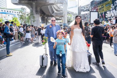 Bangkok, Tayland - 4 Haziran 2023 Siyam Merkezi Özgürlük ve Gurur Dünyası 2023, İnsanların kısa eylem ve atmosferi kutlamalara katılıyor.