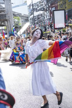 Bangkok, Tayland - 4 Haziran 2023 Siyam Merkezi Özgürlük ve Gurur Dünyası 2023, İnsanların kısa eylem ve atmosferi kutlamalara katılıyor.