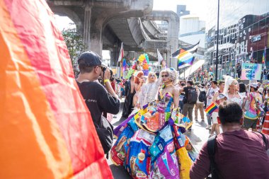 Bangkok, Tayland - 4 Haziran 2023 Siyam Merkezi Özgürlük ve Gurur Dünyası 2023, İnsanların kısa eylem ve atmosferi kutlamalara katılıyor.