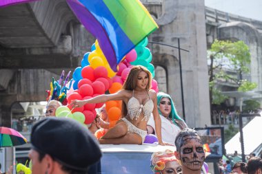 Bangkok, Tayland - 4 Haziran 2023 Siyam Merkezi Özgürlük ve Gurur Dünyası 2023, İnsanların kısa eylem ve atmosferi kutlamalara katılıyor.