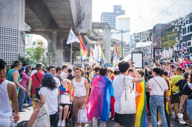 Bangkok, Tayland - 4 Haziran 2023 Siyam Merkezi Özgürlük ve Gurur Dünyası 2023, İnsanların kısa eylem ve atmosferi kutlamalara katılıyor.