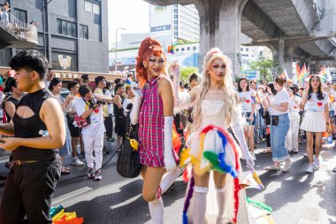 Bangkok, Tayland - 4 Haziran 2023 Siyam Merkezi Özgürlük ve Gurur Dünyası 2023, İnsanların kısa eylem ve atmosferi kutlamalara katılıyor.
