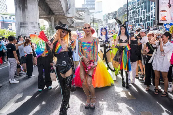 Bangkok, Tayland - 4 Haziran 2023 Siyam Merkezi Özgürlük ve Gurur Dünyası 2023, İnsanların kısa eylem ve atmosferi kutlamalara katılıyor.