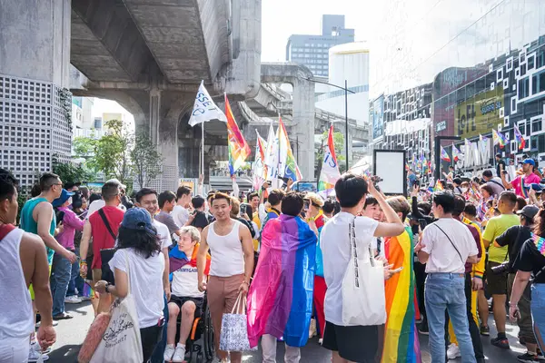 Bangkok, Tayland - 4 Haziran 2023 Siyam Merkezi Özgürlük ve Gurur Dünyası 2023, İnsanların kısa eylem ve atmosferi kutlamalara katılıyor.