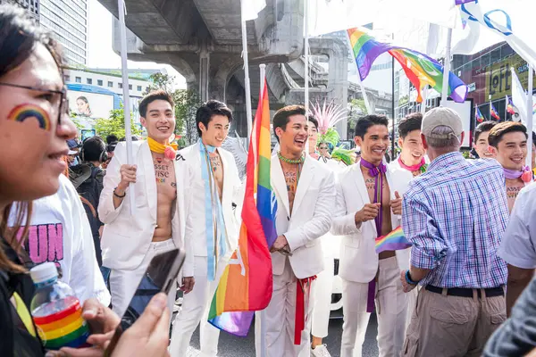 Bangkok, Tayland - 4 Haziran 2023 Siyam Merkezi Özgürlük ve Gurur Dünyası 2023, İnsanların kısa eylem ve atmosferi kutlamalara katılıyor.