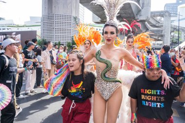 Bangkok, Tayland - 4 Haziran 2023 Siyam Merkezi Özgürlük ve Gurur Dünyası 2023, İnsanların kısa eylem ve atmosferi kutlamalara katılıyor.