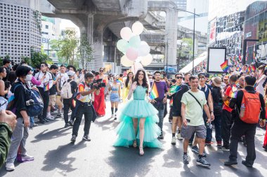 Bangkok, Tayland - 4 Haziran 2023 Siyam Merkezi Özgürlük ve Gurur Dünyası 2023, İnsanların kısa eylem ve atmosferi kutlamalara katılıyor.