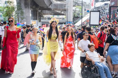 Bangkok, Tayland - 4 Haziran 2023 Siyam Merkezi Özgürlük ve Gurur Dünyası 2023, İnsanların kısa eylem ve atmosferi kutlamalara katılıyor.