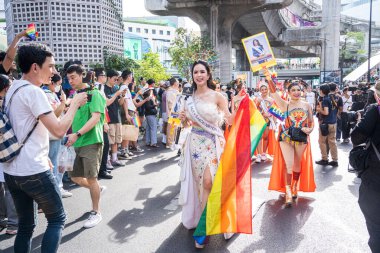 Bangkok, Tayland - 4 Haziran 2023 Siyam Merkezi Özgürlük ve Gurur Dünyası 2023, İnsanların kısa eylem ve atmosferi kutlamalara katılıyor.
