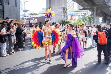 Bangkok, Tayland - 4 Haziran 2023 Siyam Merkezi Özgürlük ve Gurur Dünyası 2023, İnsanların kısa eylem ve atmosferi kutlamalara katılıyor.