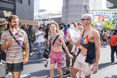 Bangkok, Tayland - 4 Haziran 2023 Siyam Merkezi Özgürlük ve Gurur Dünyası 2023, İnsanların kısa eylem ve atmosferi kutlamalara katılıyor.