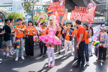 Bangkok, Tayland - 4 Haziran 2023 Siyam Merkezi Özgürlük ve Gurur Dünyası 2023, İnsanların kısa eylem ve atmosferi kutlamalara katılıyor.