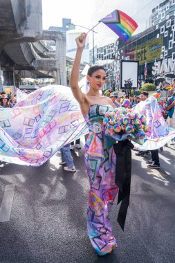 Bangkok, Tayland - 4 Haziran 2023 Siyam Merkezi Özgürlük ve Gurur Dünyası 2023, İnsanların kısa eylem ve atmosferi kutlamalara katılıyor.