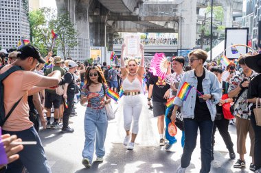 Bangkok, Tayland - 4 Haziran 2023 Siyam Merkezi Özgürlük ve Gurur Dünyası 2023, İnsanların kısa eylem ve atmosferi kutlamalara katılıyor.