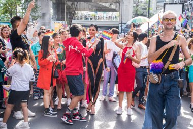 Bangkok, Tayland - 4 Haziran 2023 Siyam Merkezi Özgürlük ve Gurur Dünyası 2023, İnsanların kısa eylem ve atmosferi kutlamalara katılıyor.