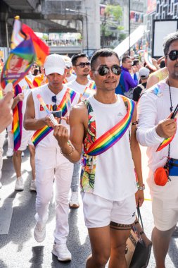 Bangkok, Tayland - 4 Haziran 2023 Siyam Merkezi Özgürlük ve Gurur Dünyası 2023, İnsanların kısa eylem ve atmosferi kutlamalara katılıyor.
