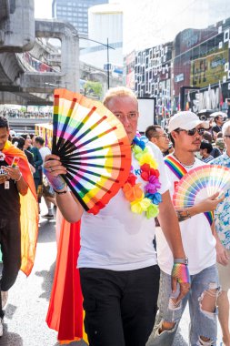 Bangkok, Tayland - 4 Haziran 2023 Siyam Merkezi Özgürlük ve Gurur Dünyası 2023, İnsanların kısa eylem ve atmosferi kutlamalara katılıyor.