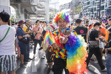 Bangkok, Tayland - 4 Haziran 2023 Siyam Merkezi Özgürlük ve Gurur Dünyası 2023, İnsanların kısa eylem ve atmosferi kutlamalara katılıyor.
