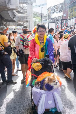Bangkok, Tayland - 4 Haziran 2023 Siyam Merkezi Özgürlük ve Gurur Dünyası 2023, İnsanların kısa eylem ve atmosferi kutlamalara katılıyor.