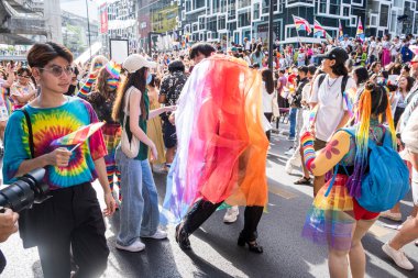 Bangkok, Tayland - 4 Haziran 2023 Siyam Merkezi Özgürlük ve Gurur Dünyası 2023, İnsanların kısa eylem ve atmosferi kutlamalara katılıyor.