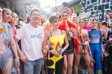 Bangkok, Tayland - 4 Haziran 2023 Siyam Merkezi Özgürlük ve Gurur Dünyası 2023, İnsanların kısa eylem ve atmosferi kutlamalara katılıyor.