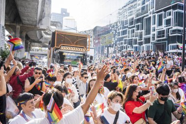 Bangkok, Tayland - 4 Haziran 2023 Siyam Merkezi Özgürlük ve Gurur Dünyası 2023, İnsanların kısa eylem ve atmosferi kutlamalara katılıyor.