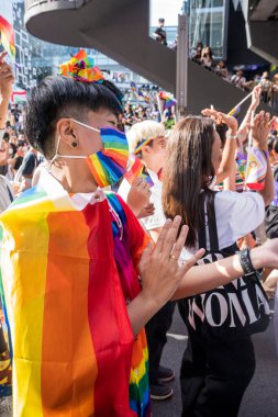 Bangkok, Tayland - 4 Haziran 2023 Siyam Merkezi Özgürlük ve Gurur Dünyası 2023, İnsanların kısa eylem ve atmosferi kutlamalara katılıyor.