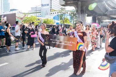 Bangkok, Tayland - 4 Haziran 2023 Siyam Merkezi Özgürlük ve Gurur Dünyası 2023, İnsanların kısa eylem ve atmosferi kutlamalara katılıyor.