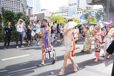 Bangkok, Tayland - 4 Haziran 2023 Siyam Merkezi Özgürlük ve Gurur Dünyası 2023, İnsanların kısa eylem ve atmosferi kutlamalara katılıyor.
