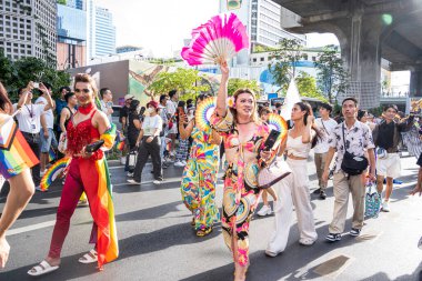 Bangkok, Tayland - 4 Haziran 2023 Siyam Merkezi Özgürlük ve Gurur Dünyası 2023, İnsanların kısa eylem ve atmosferi kutlamalara katılıyor.
