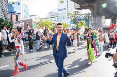 Bangkok, Tayland - 4 Haziran 2023 Siyam Merkezi Özgürlük ve Gurur Dünyası 2023, İnsanların kısa eylem ve atmosferi kutlamalara katılıyor.