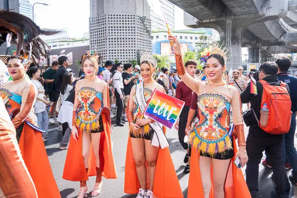 Bangkok, Tayland - 4 Haziran 2023 Siyam Merkezi Özgürlük ve Gurur Dünyası 2023, İnsanların kısa eylem ve atmosferi kutlamalara katılıyor.