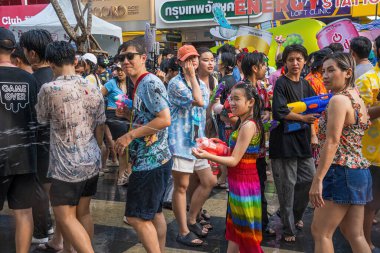 Siam Meydanı, Bangkok, Tayland - APR 13, 2024 Songkran Festivali, Tayland 'ın Siam Meydanı Bangkok kentinde insanların yeni yıl kutlamalarına katılması.