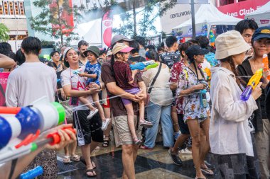 Siam Meydanı, Bangkok, Tayland - APR 13, 2024 Songkran Festivali, Tayland 'ın Siam Meydanı Bangkok kentinde insanların yeni yıl kutlamalarına katılması.