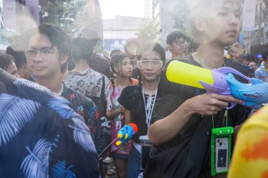 Siam Meydanı, Bangkok, Tayland - APR 13, 2024 Songkran Festivali, Tayland 'ın Siam Meydanı Bangkok kentinde insanların yeni yıl kutlamalarına katılması.