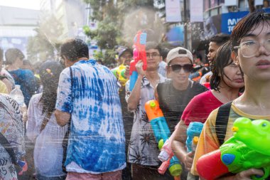 Siam Meydanı, Bangkok, Tayland - APR 13, 2024 Songkran Festivali, Tayland 'ın Siam Meydanı Bangkok kentinde insanların yeni yıl kutlamalarına katılması.
