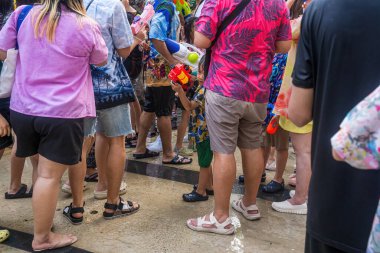 Siam Meydanı, Bangkok, Tayland - APR 13, 2024 Songkran Festivali, Tayland 'ın Siam Meydanı Bangkok kentinde insanların yeni yıl kutlamalarına katılması.