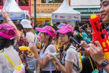 Siam Meydanı, Bangkok, Tayland - APR 13, 2024 Songkran Festivali, Tayland 'ın Siam Meydanı Bangkok kentinde insanların yeni yıl kutlamalarına katılması.