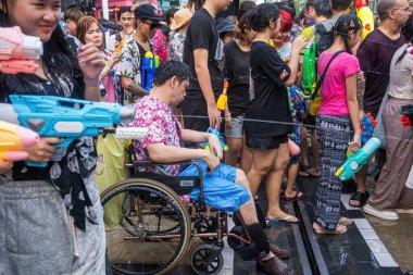 Siam Meydanı, Bangkok, Tayland - APR 13, 2024 Songkran Festivali, Tayland 'ın Siam Meydanı Bangkok kentinde insanların yeni yıl kutlamalarına katılması.