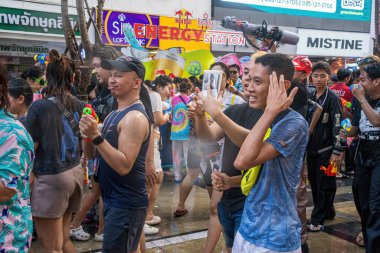 Siam Meydanı, Bangkok, Tayland - APR 13, 2024 Songkran Festivali, Tayland 'ın Siam Meydanı Bangkok kentinde insanların yeni yıl kutlamalarına katılması.